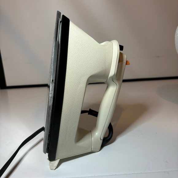 Vintage Black and Decker Light N Easy Steam and Dry Iron Tested Working VTG F383 - Picture 5 of 9